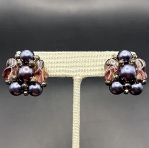 Corona Trifari Cuentas Clip En Pendientes Púrpura Vidrio Moldeado Imitación Perla Racimo - Imagen 1 de 7