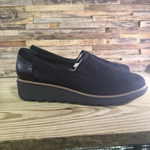 Mocasín Clarks Sharon Dolly para mujer de cuña baja negro gamuza talla 9 M de EE. UU. - Imagen 1 de 6