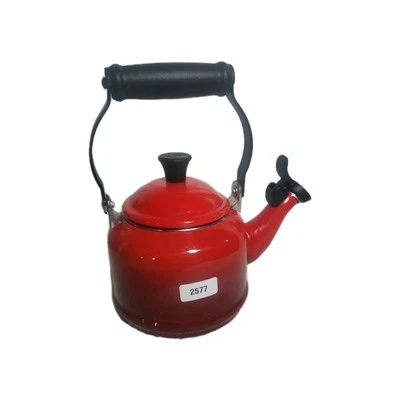 Hervidor de agua Le Creuset Classic Whistling esmaltado en acero rojo ombre 1,1 L qt Foto 1 de 4