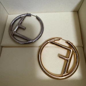 Pendientes de aro FENDI tono dorado grandes 5 cm de diámetro - Auténticas joyas de diseñador - Imagen 1 de 4