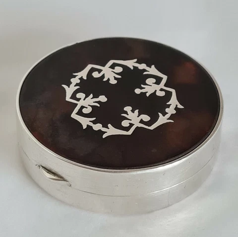 Antique sterling silver Pill / Pyx  box. London 1928 .By Cohen & Charles Cover