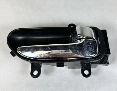 ⭐️ Conjunto de manija de puerta interior trasera derecha Nissan Rogue 2008-2013 OEM Foto 1 de 3