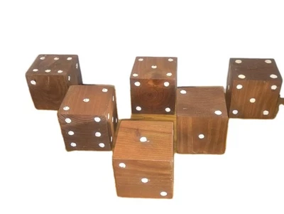 JUEGO DE 6 DADOS GRANDES DE MADERA CUADRADOS DE 3 1/2 PULGADAS IDEALES PARA EXTERIORES/ALFOMBRA O DECORACIÓN Foto 1 de 4