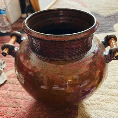 HERMOSA URNA/JARRÓN ESMALTADO MARRÓN/VERDE CON MANIJAS DE MADERA Foto 1 de 2