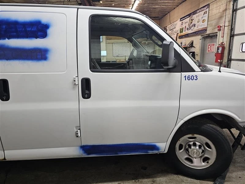 Front Door CHEVROLET VAN EXPRESS 3500 SERIES RH PASSENGER 2016-2024 Foto 1 de 4