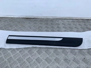 Alféizar lateral trasero original Toyota Yaris 2014 - 2017 negro y cromado PZ415-B249-Z2 - Imagen 1 de 2