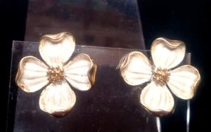 Vintage 60er Jahre Trifari goldfarben weiß Emaille Hartriegel Blume Clip Ohrringe FR SHI - Bild 1 von 3