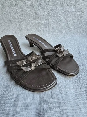 Sandálias salto gatinho Donald J. Pliner 6 M taupe alça de arco duplo - Imagem 1 de 3