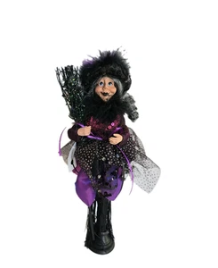 Estatuilla Bruja Caprichosa 16" Base Madera de Pie Negro Púrpura Plumas Lentejuelas  - Imagen 1 de 7
