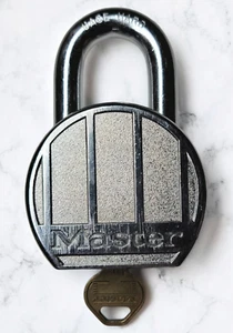 230 MASTER LOCK HIGH SECURITY MASSIVE 2-1/2" BODY 5 PIN TUMBLER 7/16"SHACKLE - Picture 1 of 3