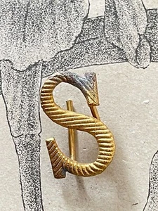Joli Monogramme en métal doré Lettre S initiale, shabby Art nouveau 1,5 cm - Imagen 1 de 2