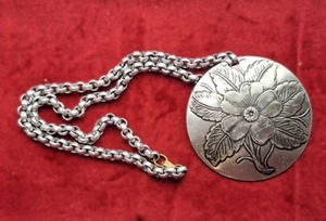 Vtg Retro Hammered Aluminum Flowers Leaves Medallion on 18" Silver-tone Chain - Picture 1 of 5