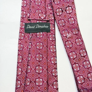 David Donahue Herrenkrawatte 100 % Seide ~ rot Paisley geometrisches Muster USA ITALIEN - Bild 1 von 4
