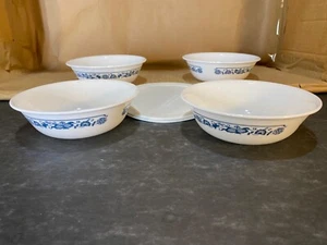 Set of 4 Vintage Corelle Livingware Old Town Blue Onion Bowls & one Corelle lid - Picture 1 of 7
