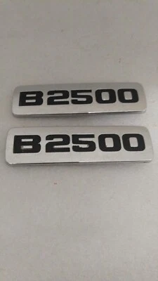 Mazda B2500 1998-2006 RH LH guardabarros delantero emblemas insignia logotipo cromo OEM USADO  Foto 1 de 4