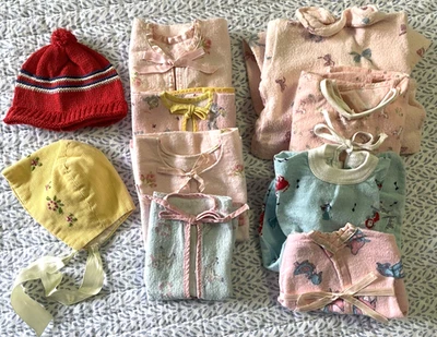 De colección Varios Lote de 10 Ropa y Sombreros para Muñecas - Patitos Gatitos Corderos Rosebuds Arcos Foto 1 de 4