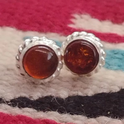 Aretes redondos de plata de ley ámbar báltico con borde de cuerda retorcida de 1/3" Foto 1 de 4