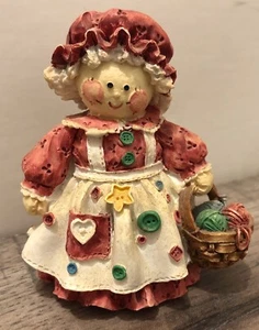 3,25"" Oma Lumpenpuppe Figur mit Motorhaubenschürze & Garnkorb bunte Knöpfe - Bild 1 von 7