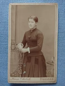 Imagen antigua del gabinete imagen mujer vestido silla trenzada Gründerzeit Ehrlich Dresden - Imagen 1 de 2