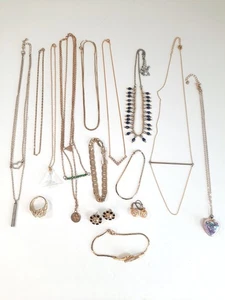 Goldfarbenes Schmuck Konvolut 15 Teile tragbare Halsketten Armbänder Ohrringe Ring - Bild 1 von 14