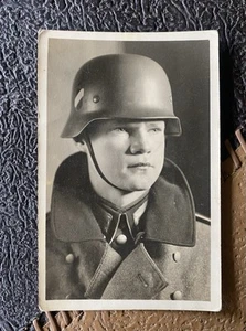 Stahlhelm Portrait Wehrmacht Studioaufnahme Detmold Original Foto 2.WK WW2 - Imagen 1 de 2