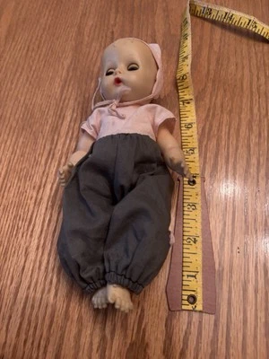 "Muñeco bebé vintage de plástico duro de 8"" totalmente articulado Vogue años 50 con ojos dormidos"  Foto 1 de 4