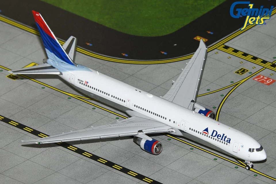 Delta Boeing 767-400ER N829MH GeminiJets GJDAL2158 escala 1:400 Foto 1 de 1