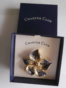 Pin Charter Club Macy's Esmalte Azul Floral con borde dorado centro piedras amatista - Imagen 1 de 6