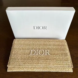 Bolso clutch Christian Dior Novedad 2023 ratán beige 23 cm x 14 cm bolso de mano limitado - Imagen 1 de 5