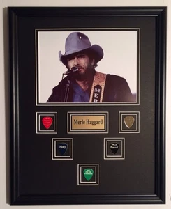 Merle Haggard framed photo with engraved guitar picks - Picture 1 of 1