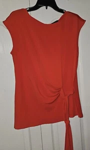 Blusa/camisa para mujer Vince Camuto roja sin mangas pequeña lazo cintura ojo de cerradura espalda - Imagen 1 de 5