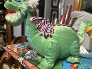 Puff El Dragón Mágico 8” Peluche Verde Púrpura Alas Disney Desfile Eléctrico Raro - Imagen 1 de 6