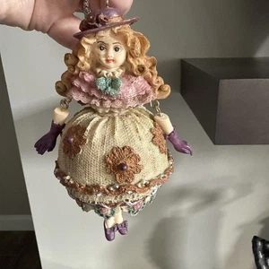 Adorno victoriano vintage de dama/niña con manos y pies colgantes. - Imagen 1 de 20