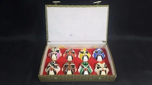 Máscara china de ópera de Pekín de arcilla pintada a mano 8 en caja decoración Zhang - Imagen 1 de 11