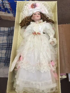 Forever Yours Collection weiß/rosa Kleid von Barbara Lee 28" Porzellanpuppe Echtheitszertifikat - Bild 1 von 9