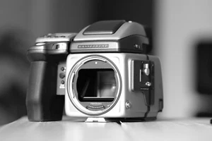 Legendary Hasselblad H4D-50 with 80mm 2.8 Lens - Excellent Condition - Picture 1 of 11