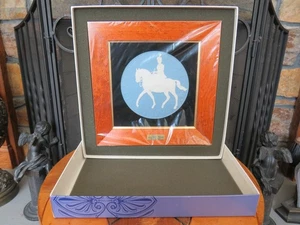 Wedgwood Queen Elizabeth II 1977 Silver Jubilee Crown Collection Cameo Plaque - Picture 1 of 17