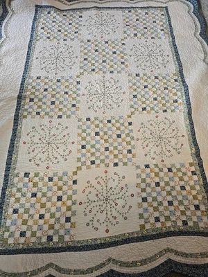 复古拼布邮票手工缝制被子 66 英寸 x 83 英寸刺绣花朵  — 第 1/4 张图片