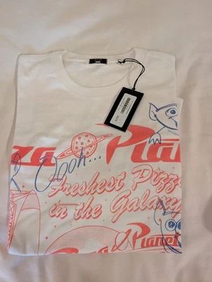 Camiseta Kith for Pixar Pizza Planet Talla GRANDE Adulto EN MANO Foto 1 de 2