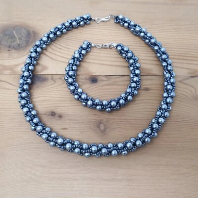 Hand gehäkelte Perlenkette aus hämatitfarbenden Glasperlen & grauen Kunstperlen - Bild 1 von 4