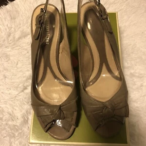 Naturalizer “Aurelia “ Leather Taupe Wedge Peep Toe Sling Backs Size 8.5M - Picture 1 of 12