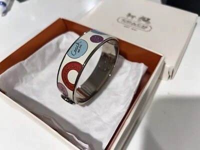 Brazalete Brazalete Coach Signature Esmalte Tono Plata y Varios Colores  Foto 1 de 4
