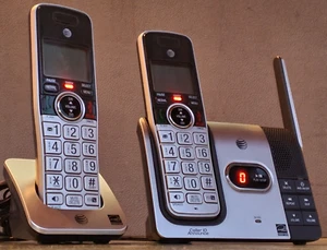 AT&T CL82214 Cordless Phone Two Handsets Answering System - Zdjęcie 1 z 19