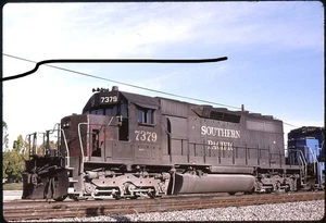 r13 orig. Dias Southern Pacific 7379 SD40 in CA auf 1-94 - Bild 1 von 1
