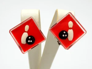 Pendientes de boliche y bola kitsch vintage tallados al revés rojo lucita años 50 - Imagen 1 de 5