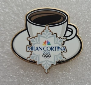 SCHÖNE MILAN CORTINA 2026 WINTEROLYMPIADE NBC ESPRESSO MEDIEN ANSTECKNADEL - Bild 1 von 1