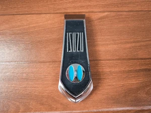 ISUZU ELF 1968-1975 Front Badge Emblem NOS Genuine P/N 61126 135 A1 - Foto 1 di 15