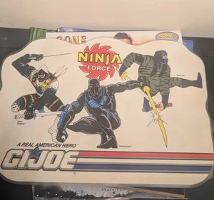 De colección RARO G.I. Alfombrilla de plástico laminada para niños Joe Ninja Force 1993 retro - Imagen 1 de 8
