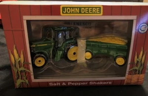 Agitadores de sal y pimienta John Deere vintage nuevos en caja - Imagen 1 de 2