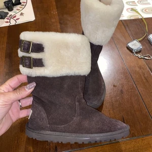 Stivali Ugg Australia Beckham scamosciati pelle di pecora marrone ragazza fibbie sul retro taglia 13 - Foto 1 di 8